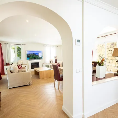 In The Center Next To The Sea Villa